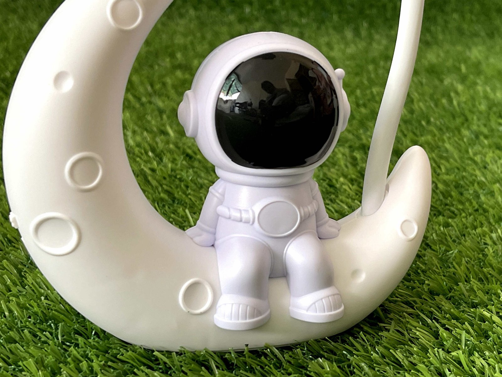 moon-astronaut-table-lamp_3-1-scaled-1.jpg
