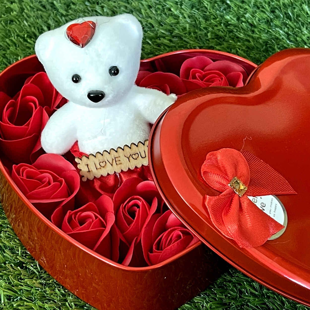 perfumed-heart-flower-box-for-loved-one_4-1.jpg